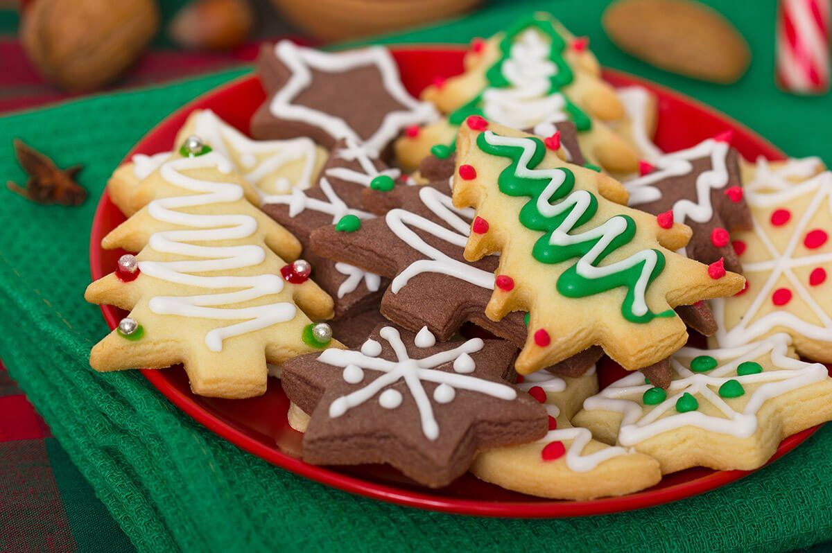 Um prato de biscoitos de natal decorados sobre uma mesa.