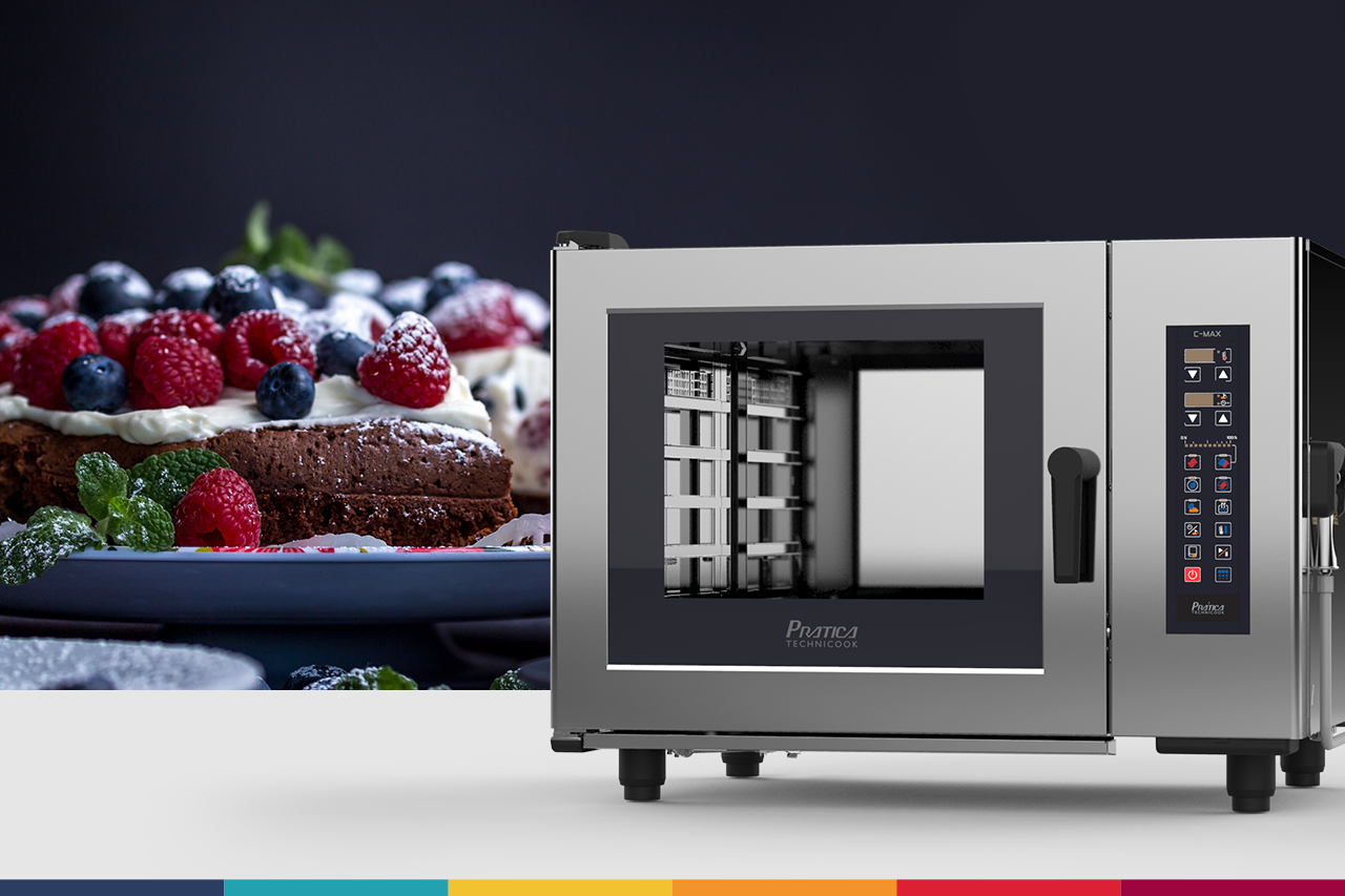 Um forno combinado está ao lado de um bolo em um prato.