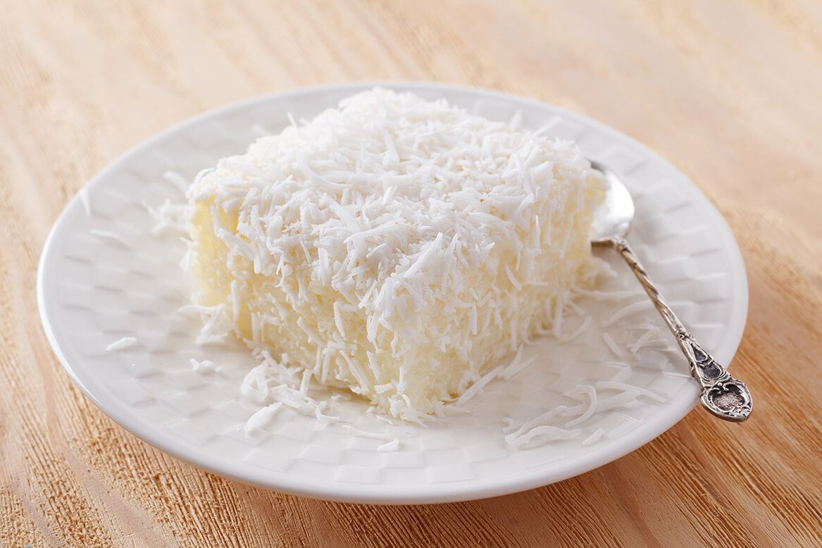 Um pedaço de bolo de coco gelado