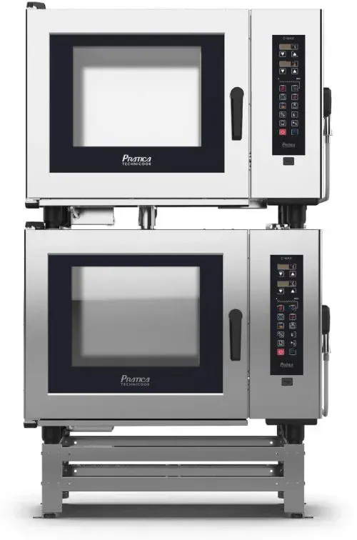 Um forno de aço inoxidável é empilhado em cima de outro forno