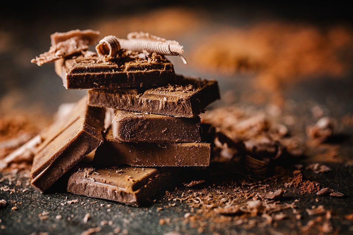 Um close de uma pilha de barras de chocolate sobre uma mesa.