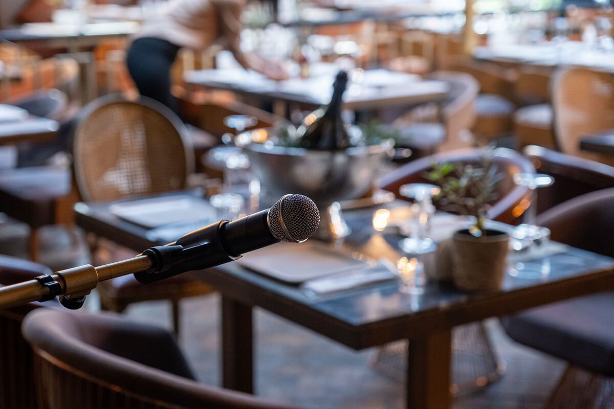 Um microfone está sobre uma mesa em um restaurante.