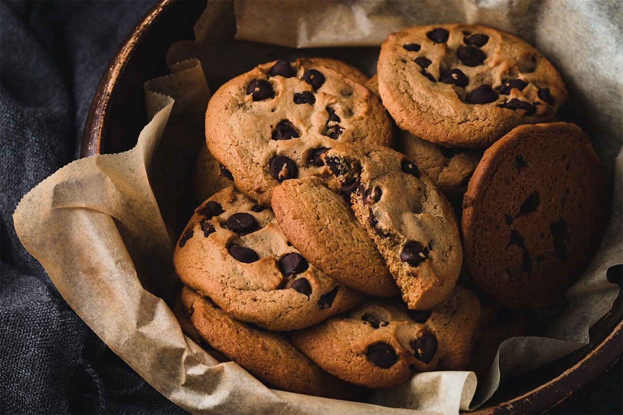 Uma tigela cheia de biscoitos de chocolate sobre uma mesa.