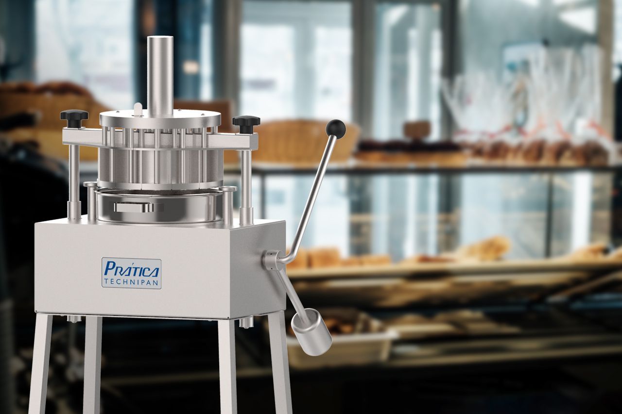 Uma máquina está parada em frente a uma vitrine de pães em uma padaria.
