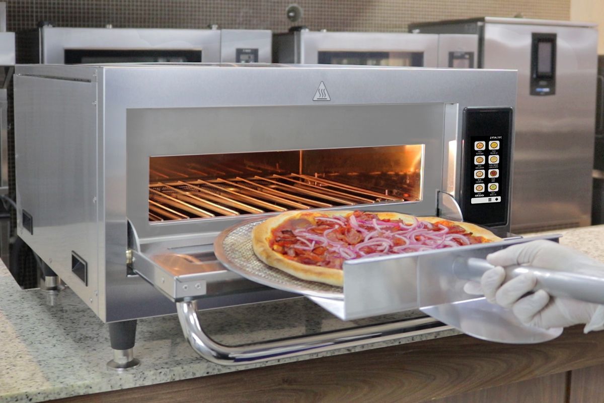 Uma pessoa está tirando uma pizza do forno.