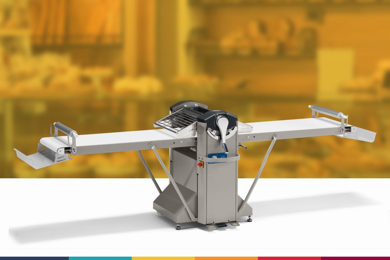 Uma máquina está sobre uma mesa na cozinha.