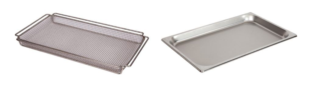 Duas bandejas de aço inoxidável estão colocadas lado a lado em um fundo branco.