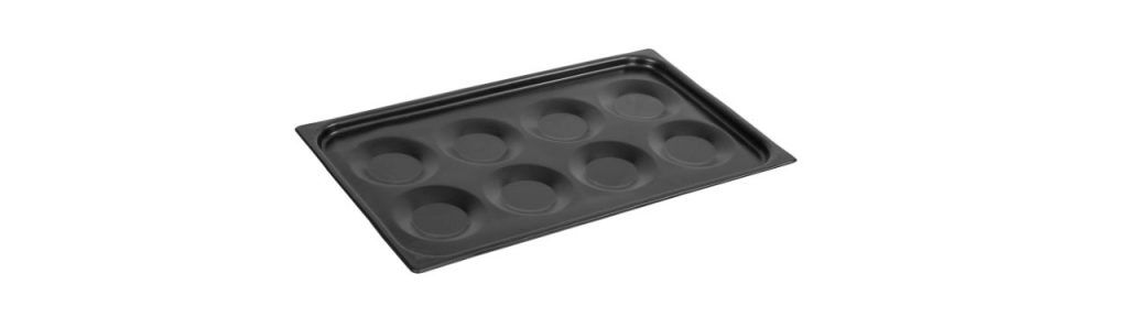 Uma bandeja de plástico preta com furos sobre um fundo branco.
