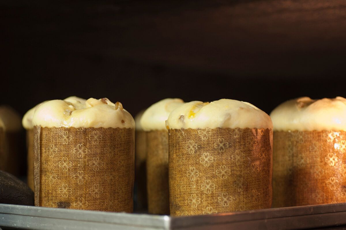 Um monte de muffins estão em uma bandeja no forno.