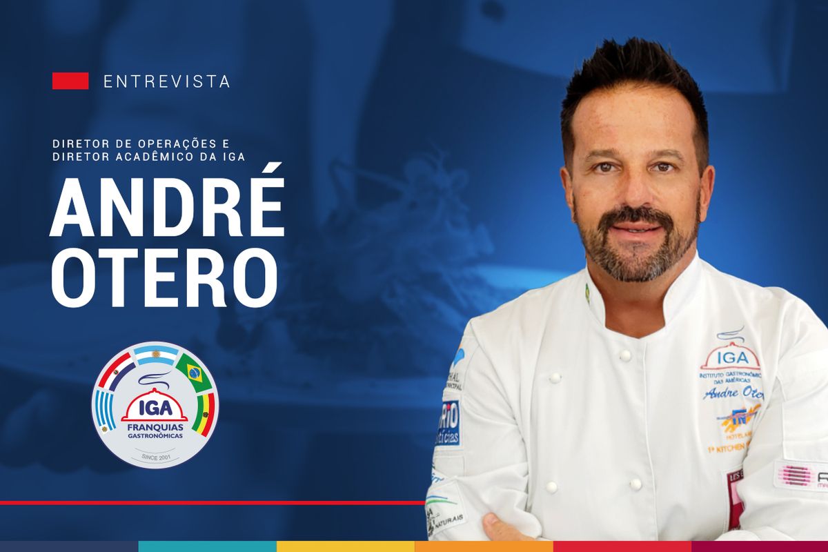 Um homem com barba está vestindo uma jaqueta branca de chef.