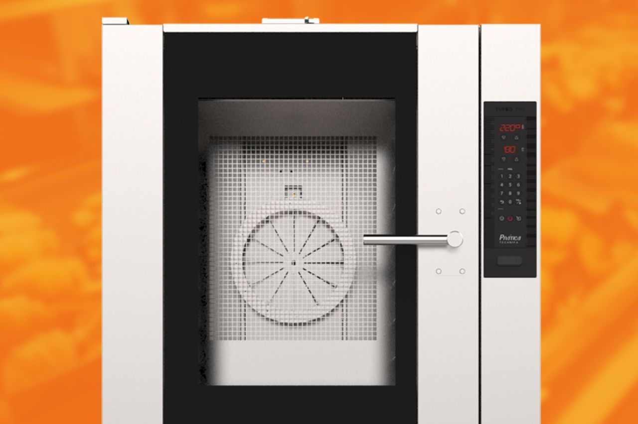 Um forno branco com um fundo laranja e um relógio nele