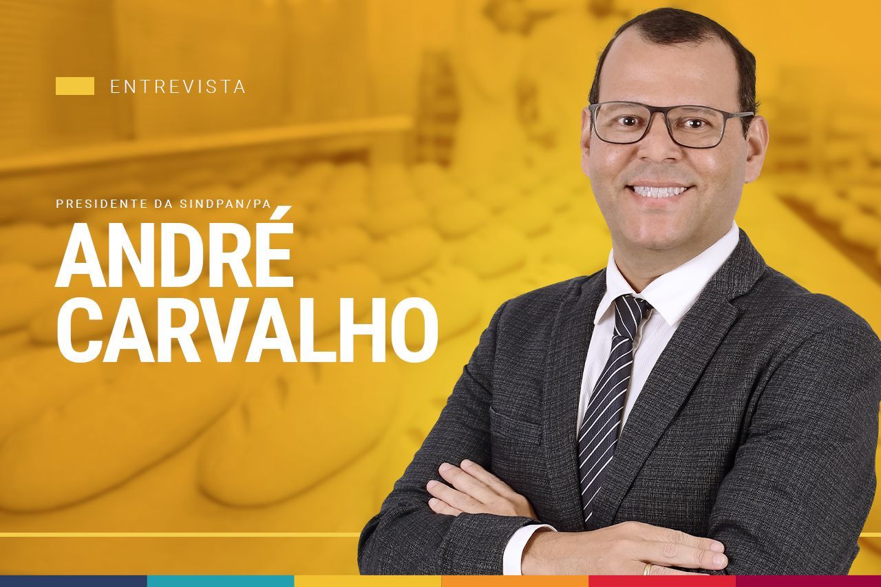 Um homem de terno e gravata com o nome andre carvalho na parte inferior