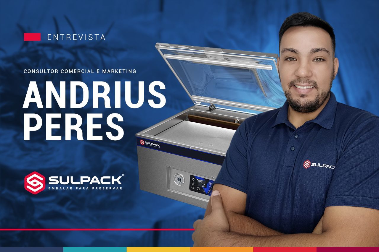 Um homem está parado em frente a uma máquina que diz andrius peres