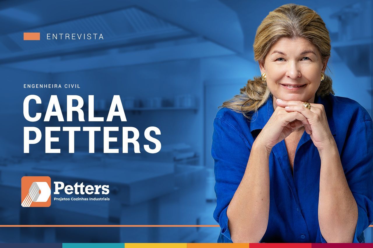 Uma mulher com uma camisa azul com o nome carla petters nela
