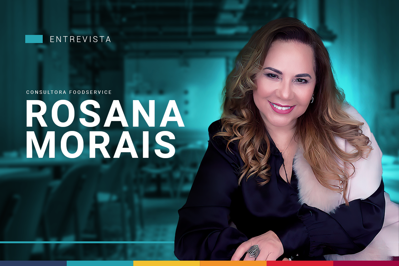 Uma mulher com um casaco de pele sorri diante de um fundo azul que diz rosana morais