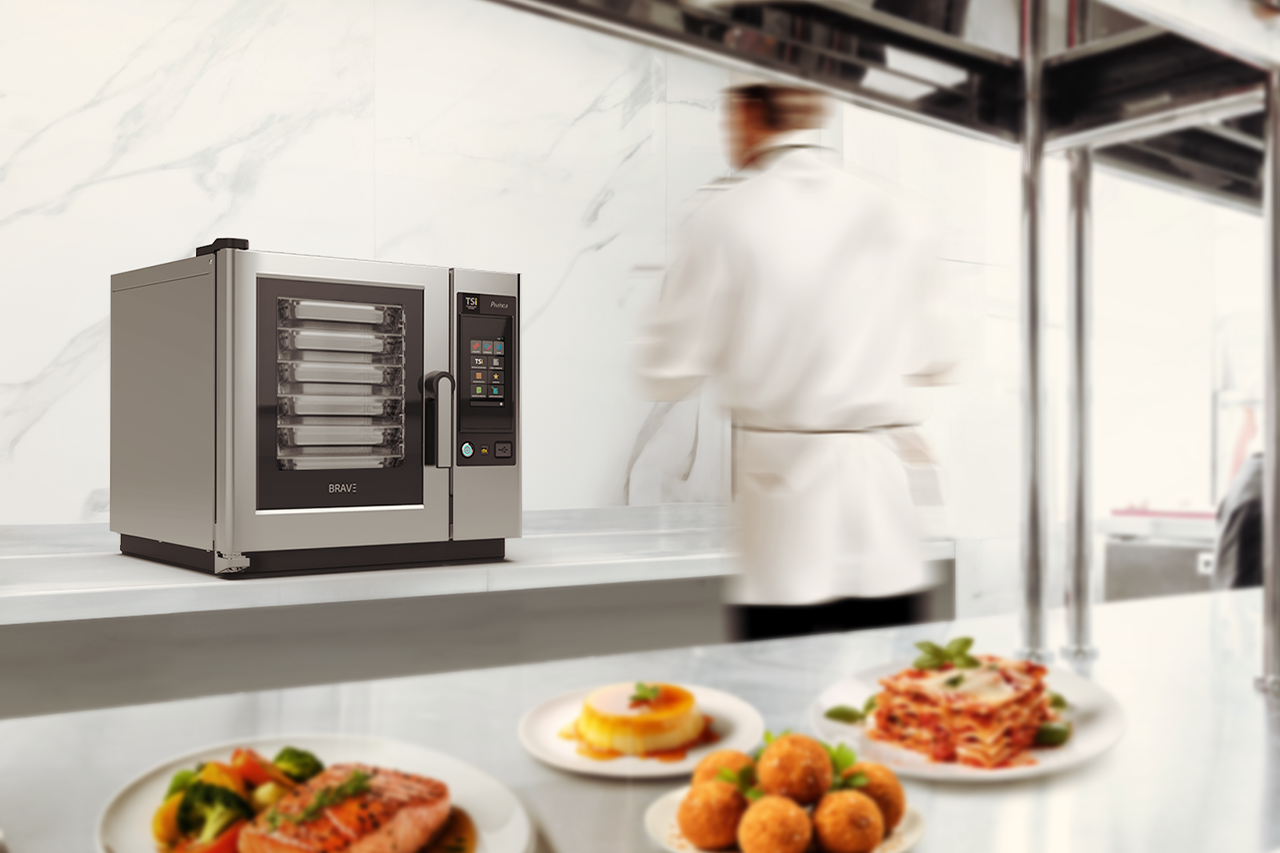 Um chef está em uma cozinha com pratos de comida no balcão.