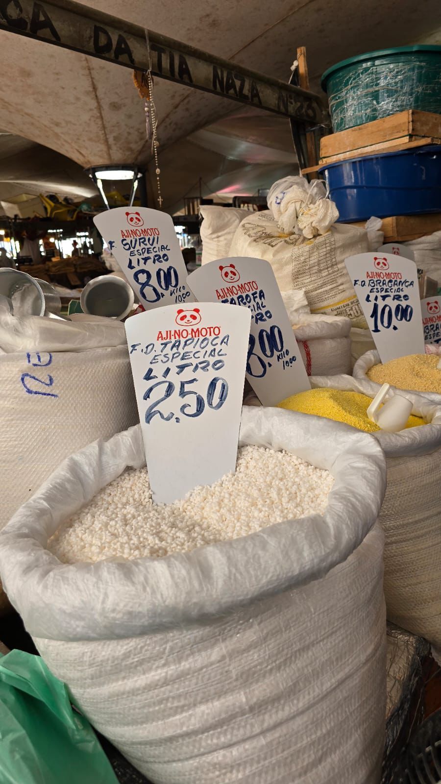 Farinhas de mandioca da amazônia no Mercado Ver-o-peso de Belém do Pará.