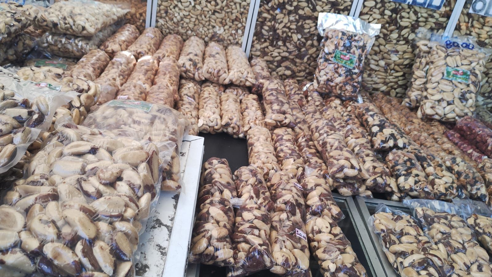 Castanhas-do-Pará no Mercado Ver-o-peso de Belém do Pará.