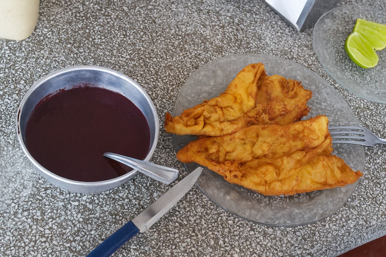 Açaí do pará puro extraído na hora e servido com peixe frito no mercado Ver o Peso de Belém do Pará