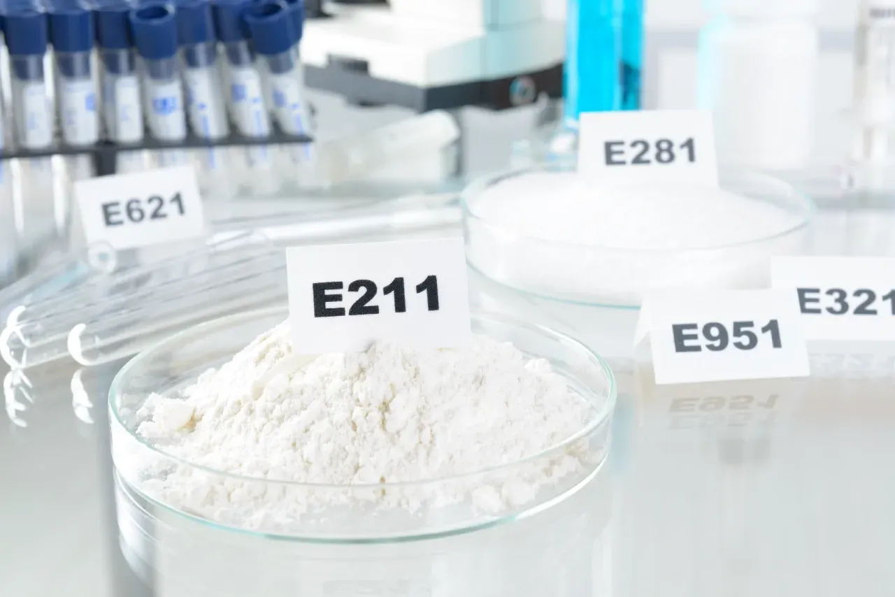 Uma pilha de pó branco com rótulos que dizem e211 e e951