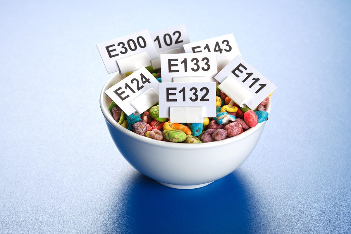 Uma tigela de cereal com rótulos que dizem e300 102 e133 e112 e111 e e132