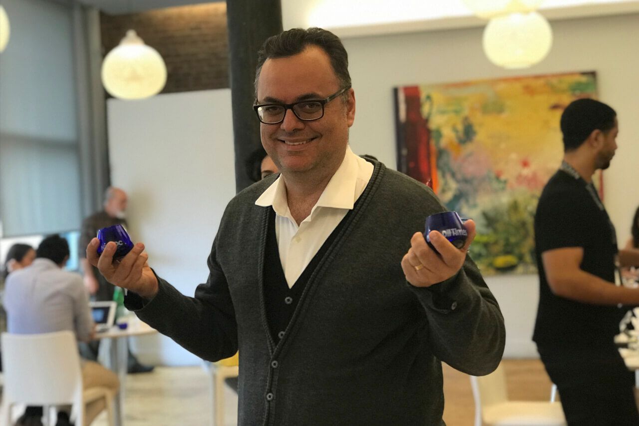 homem segurando taças com degustação de azeites em um evento
