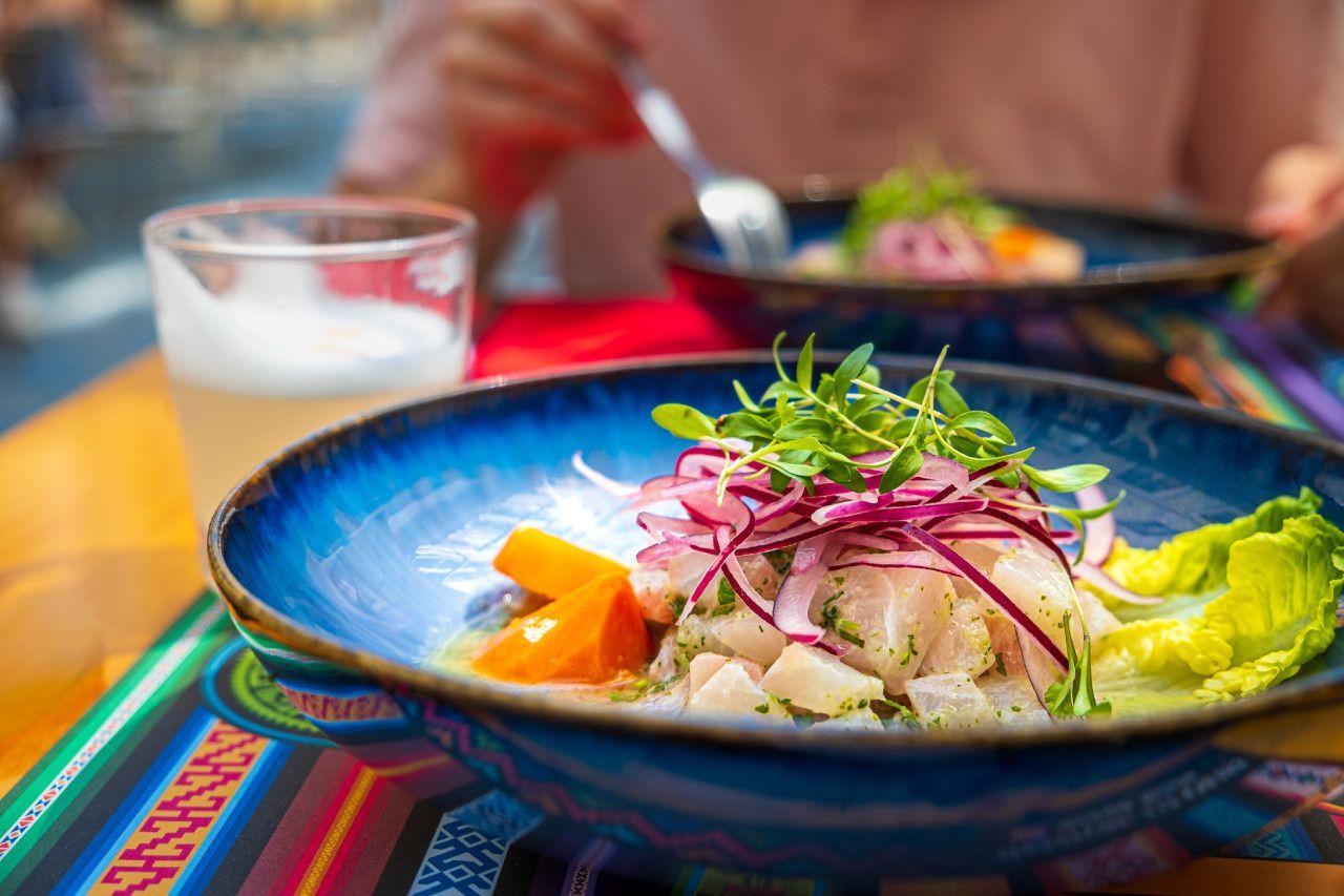 Um close de uma tigela de ceviche sobre uma mesa.