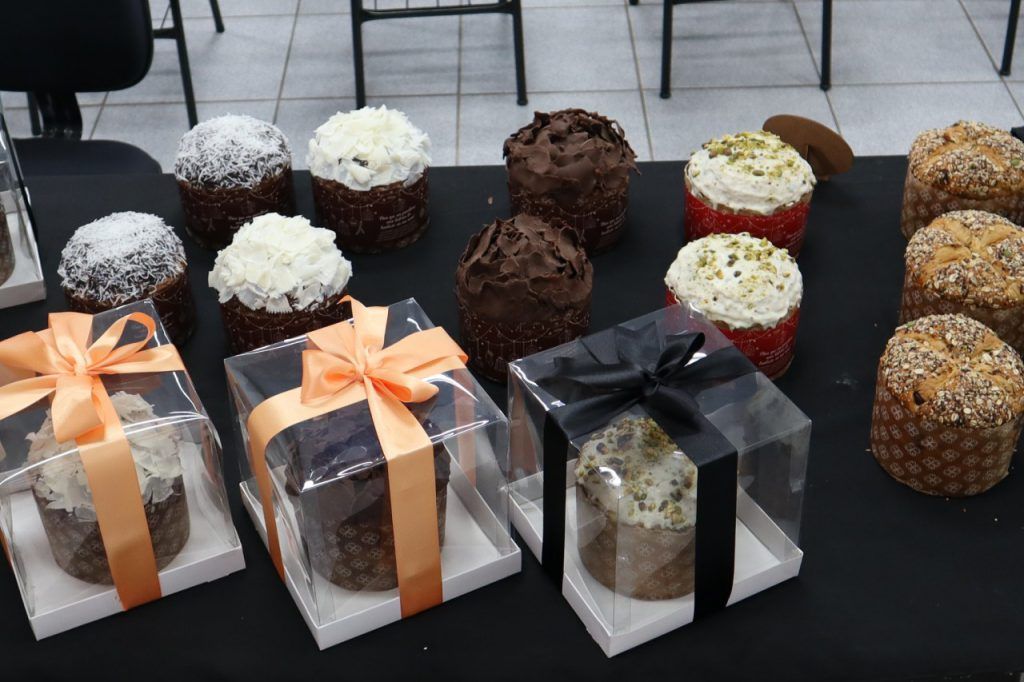 Uma mesa com um monte de cupcakes nela