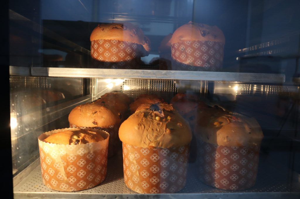 Um monte de muffins estão no forno.