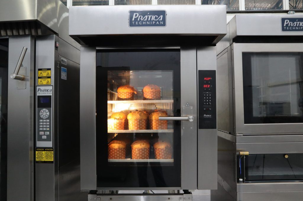 Um forno de aço inoxidável com a palavra pratica escrita nele