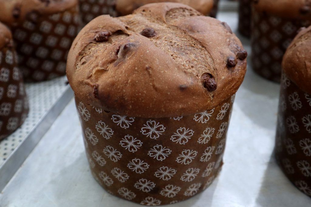 Um close de um muffin de chocolate em uma mesa