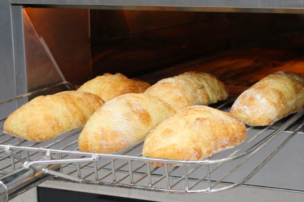 Um monte de pão está sendo assado no forno.