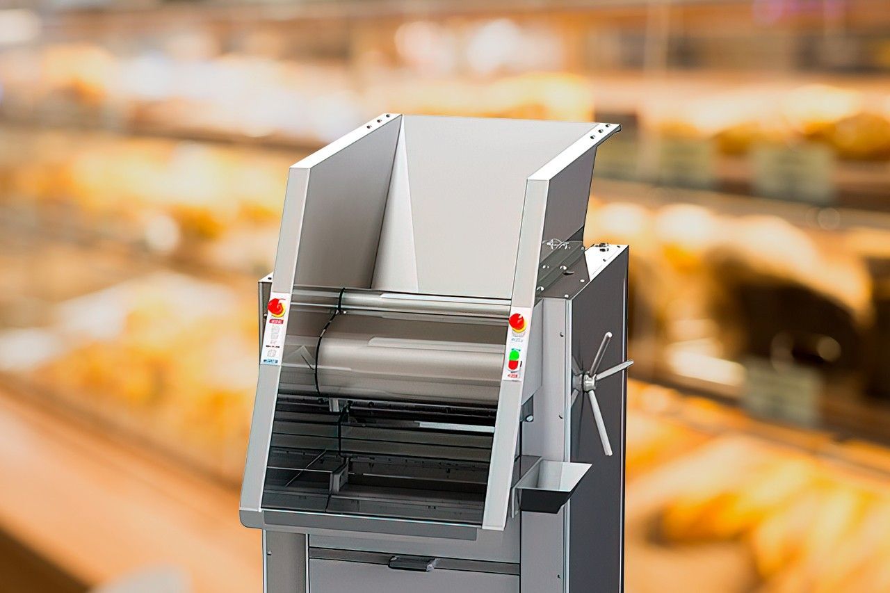 Uma máquina está parada em frente a uma vitrine de pães em uma padaria.
