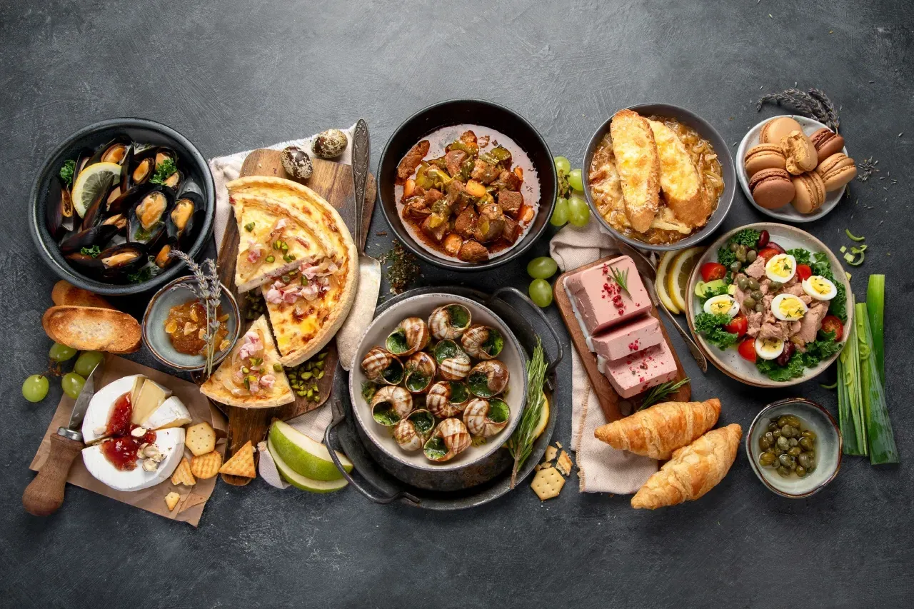 Seleção de pratos franceses famosos da culinária francesa tradicional com receitas regionais e ingredientes clássicos.