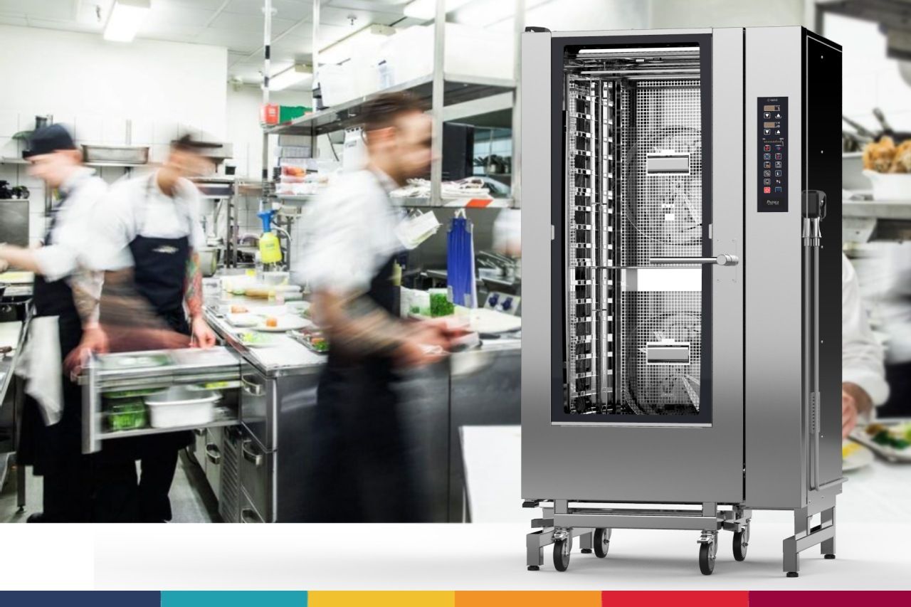 Um grupo de chefs está preparando comida em uma cozinha.