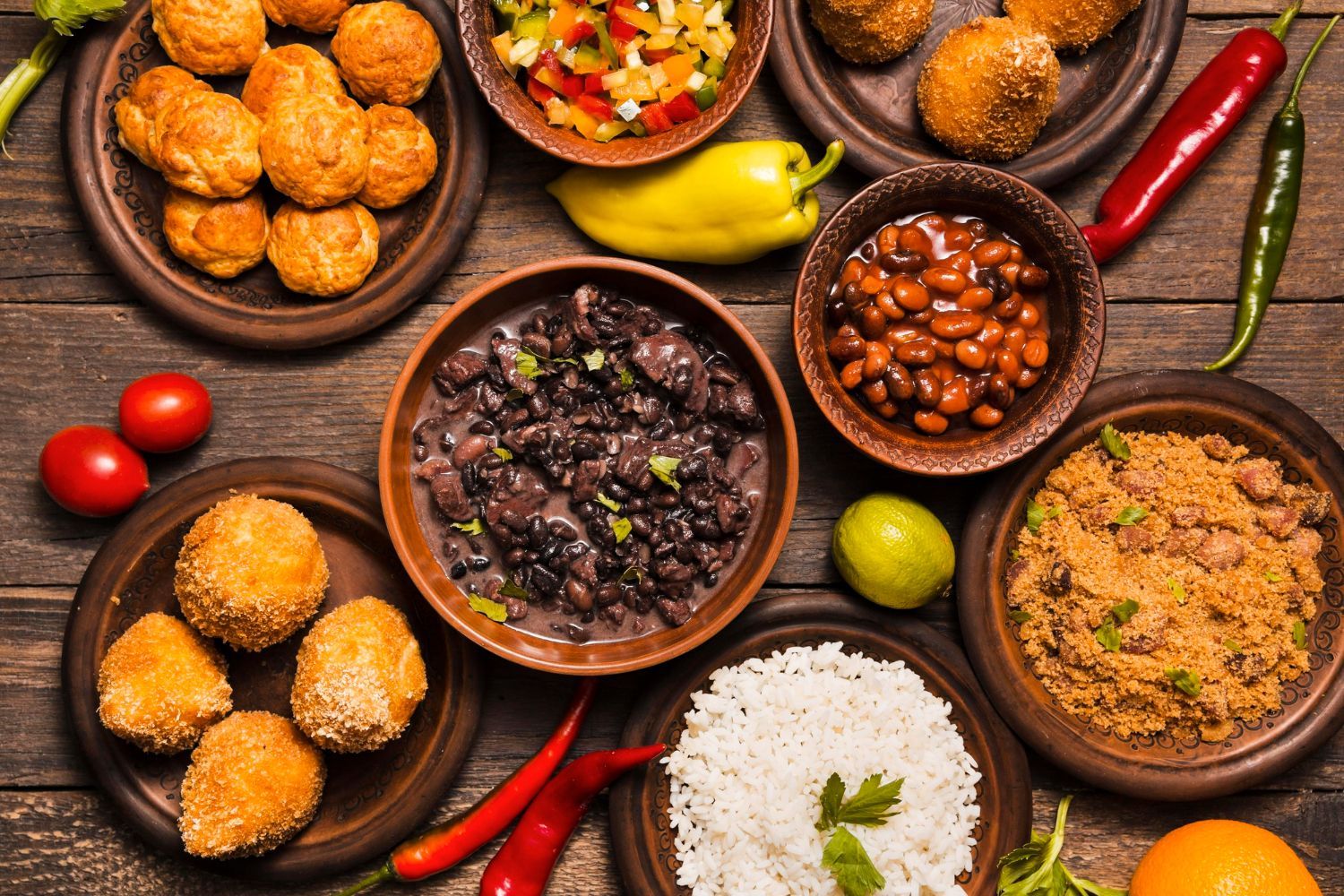 Há muitos tipos diferentes de comida na mesa.