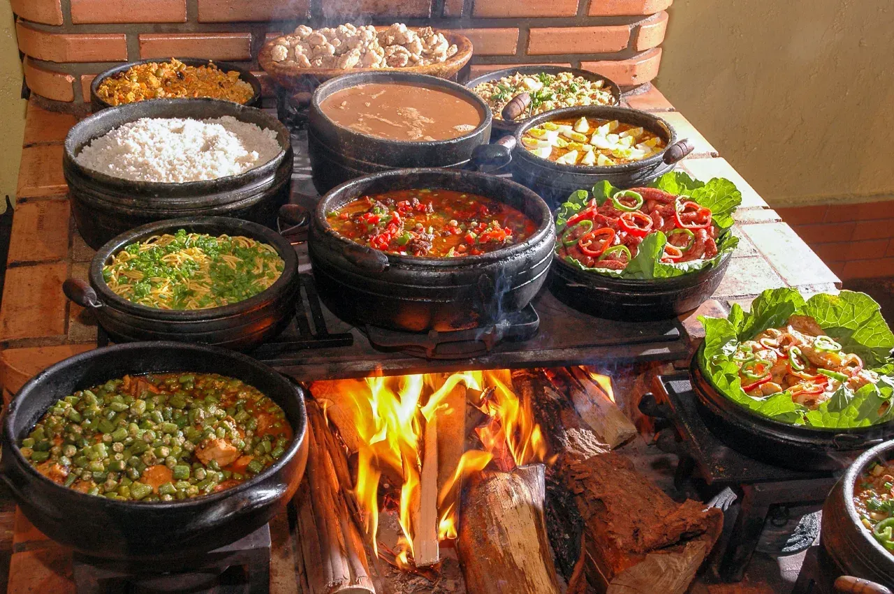 Várias tigelas de comida estão em cima do fogão.
