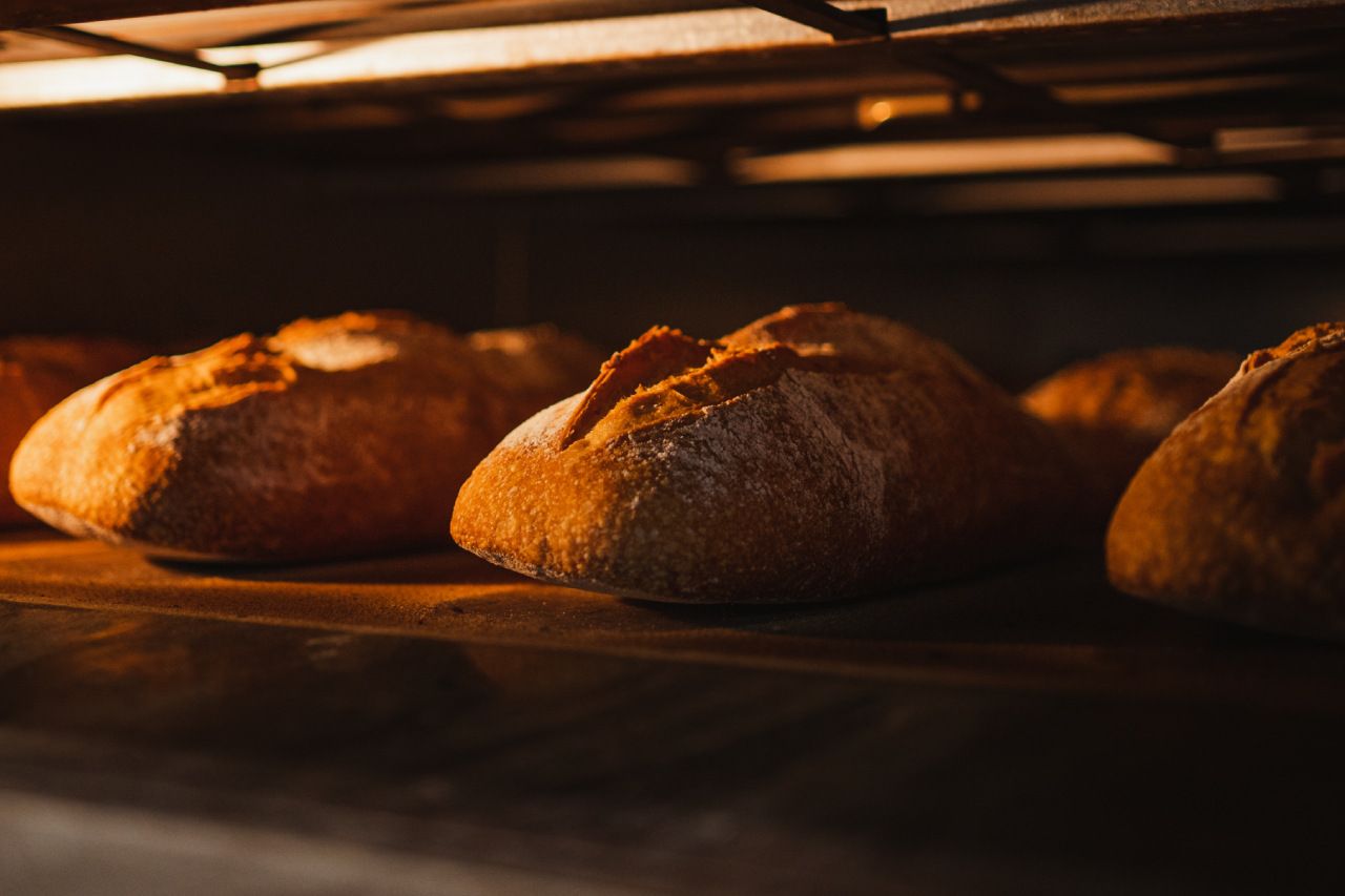 pães estão assando no forno.