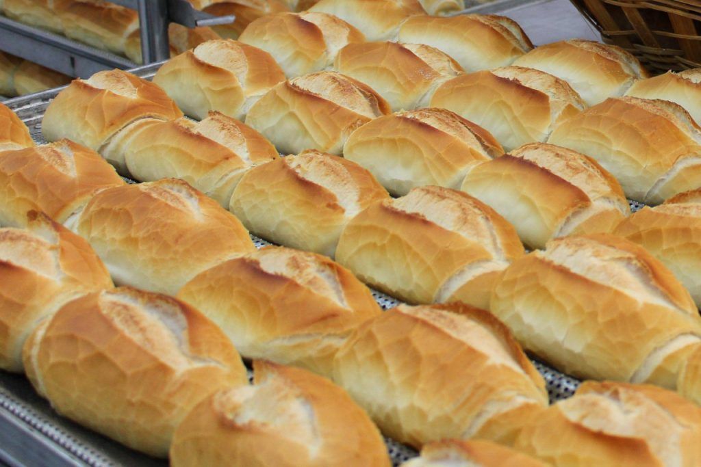 Pães franceses assados nos fornos lastro Prática.