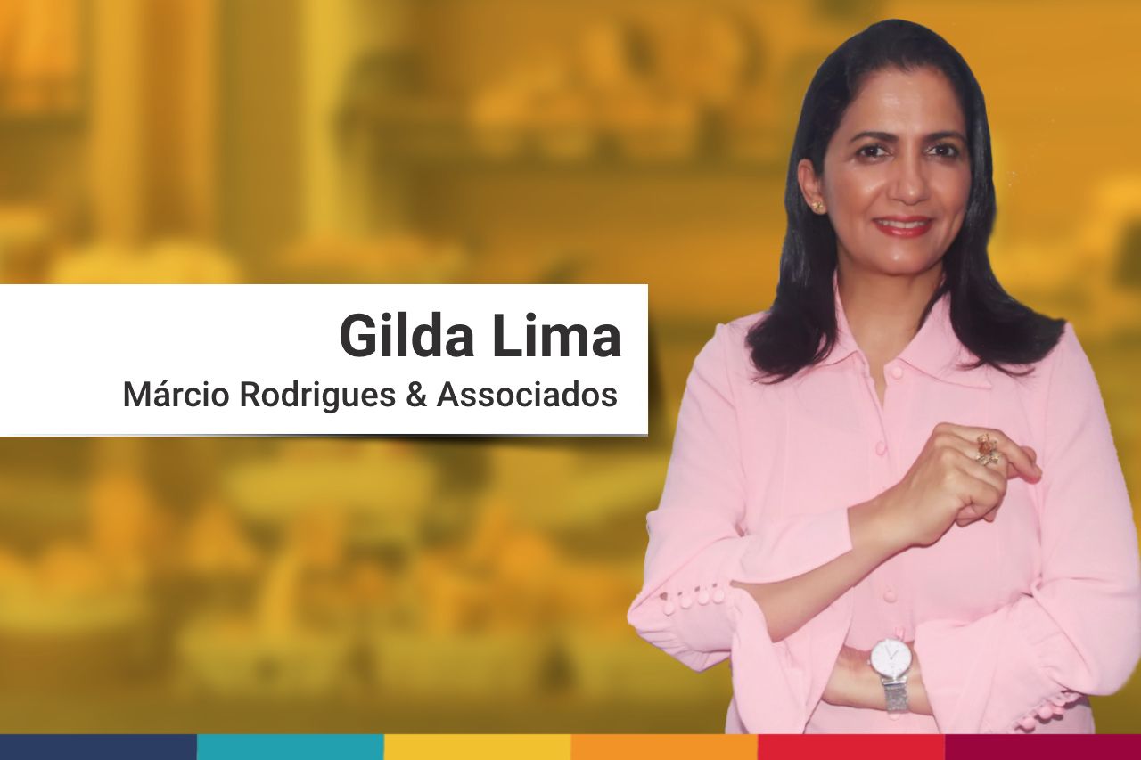 Uma mulher chamada gilda lima está de pé com os braços cruzados