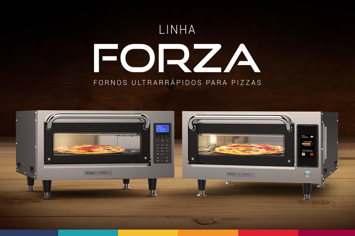 Dois fornos de pizza forza estão sobre uma mesa de madeira