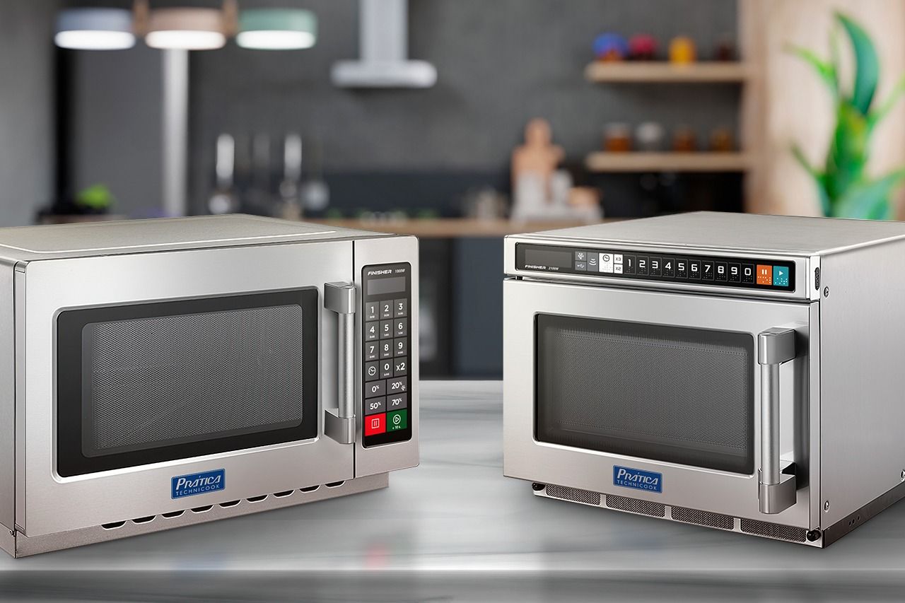 Dois fornos de micro-ondas estão sobre um balcão na cozinha.