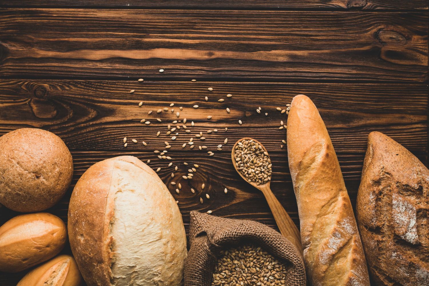 Há muitos tipos diferentes de pão na mesa.