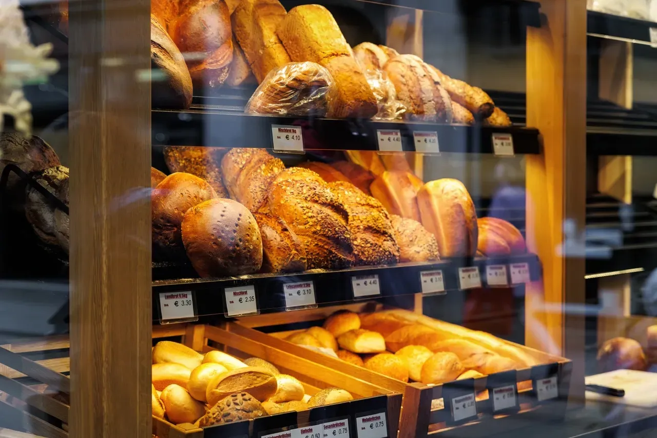 Vitrine de padaria tradicional na Alemanha com pães.