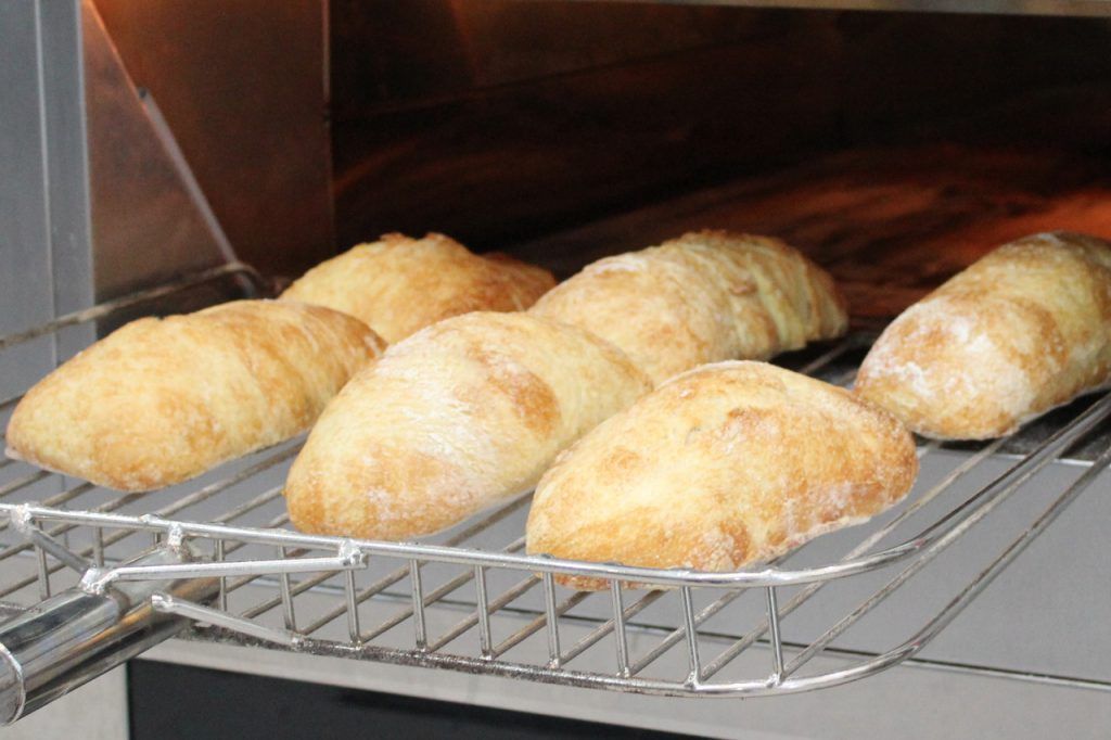 Pães saindo do forno lastro.