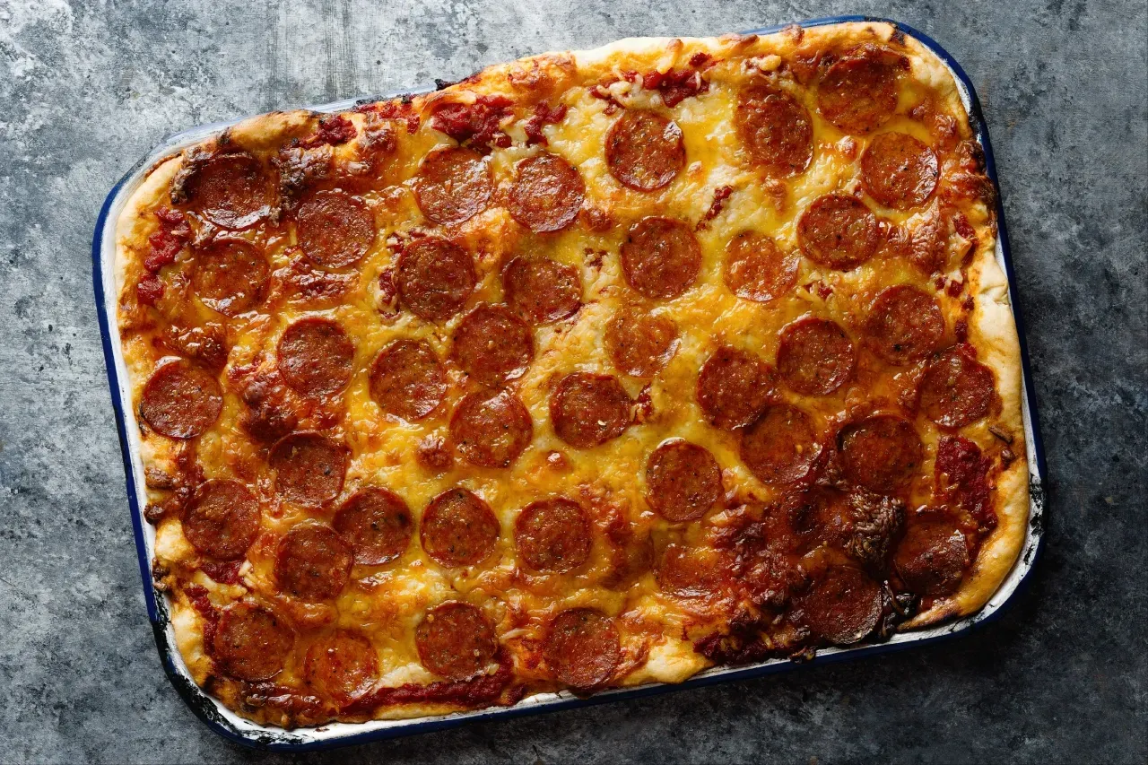 Pizza Detroit na forma tradicional 