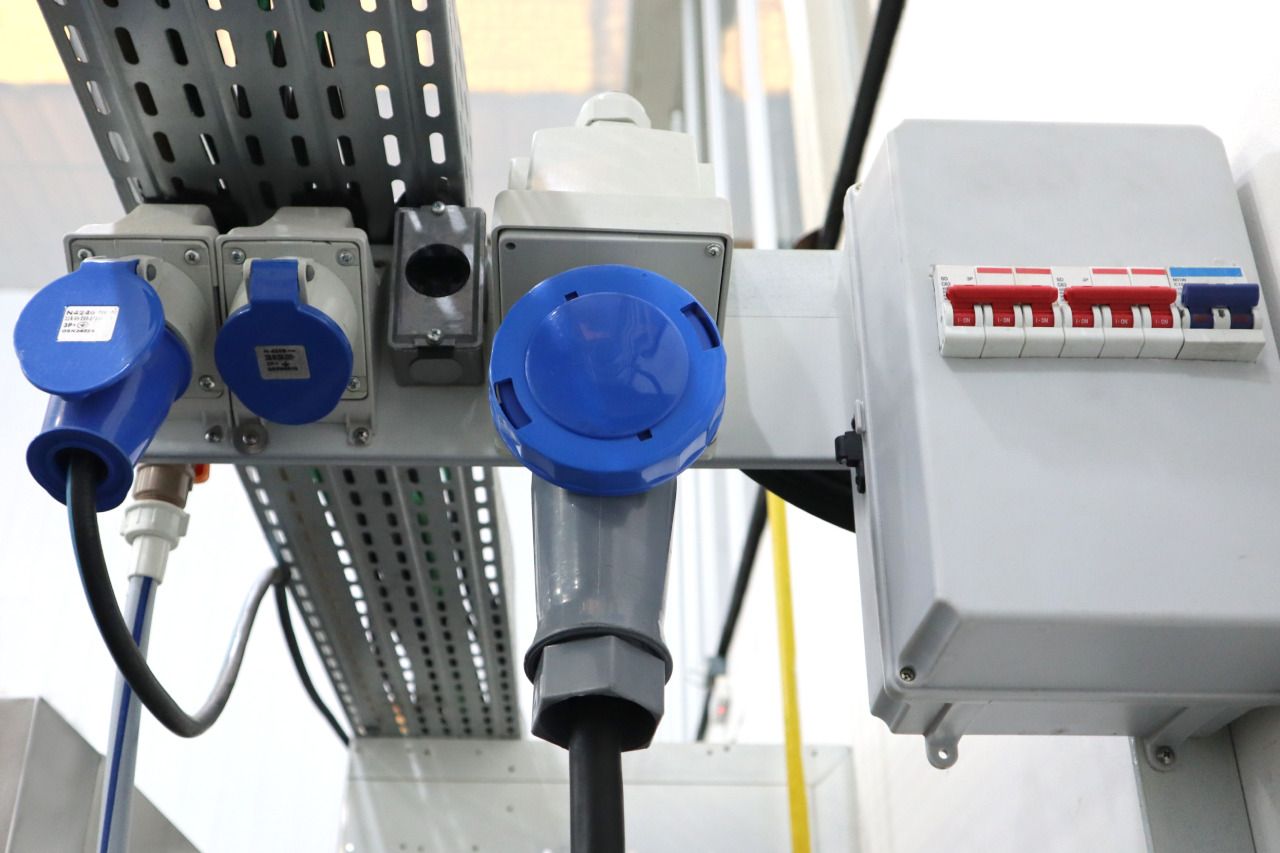 Um monte de fios estão conectados em tomadas elétricas