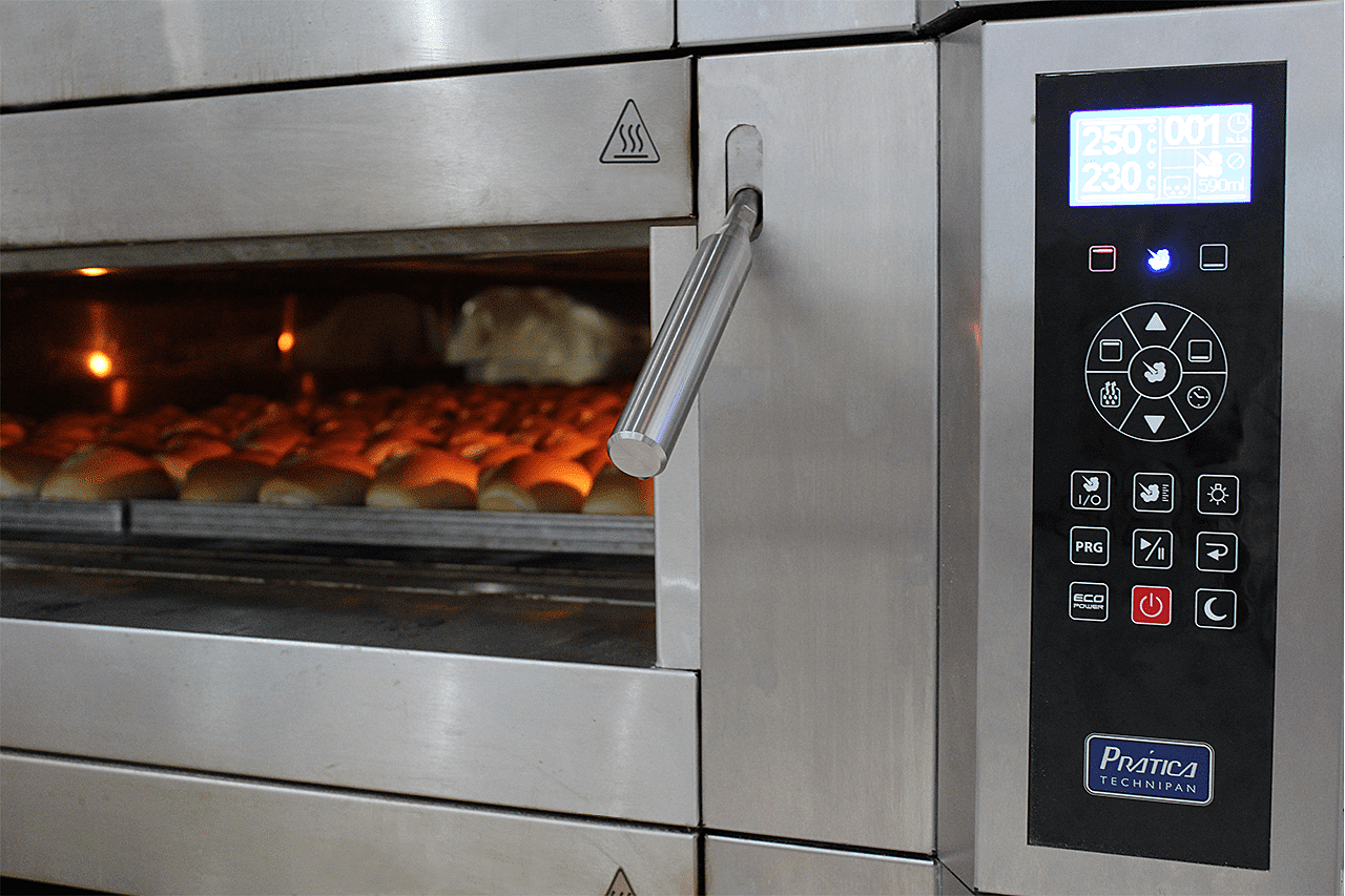 Um forno de padaria de aço inoxidável com a porta aberta