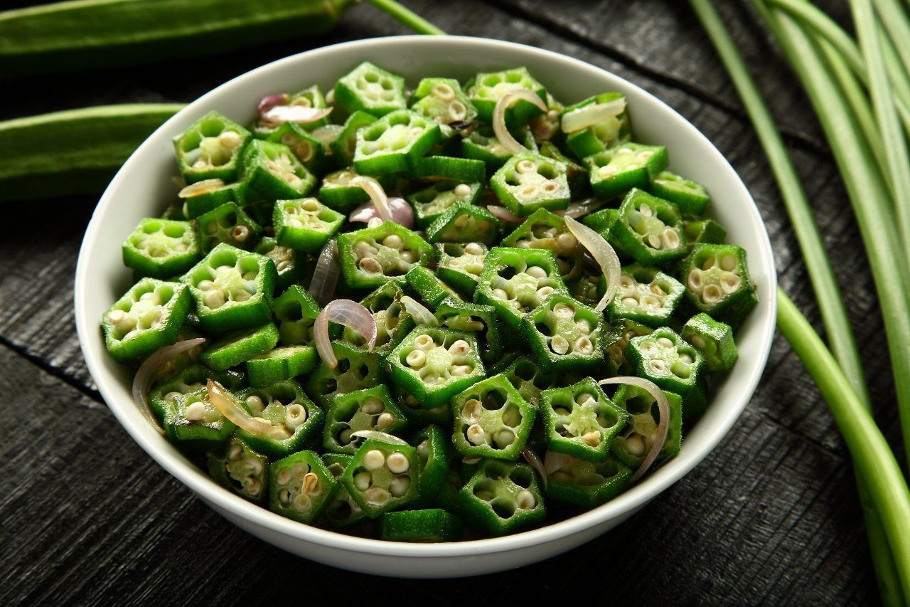 tigela com quiabos fatiados