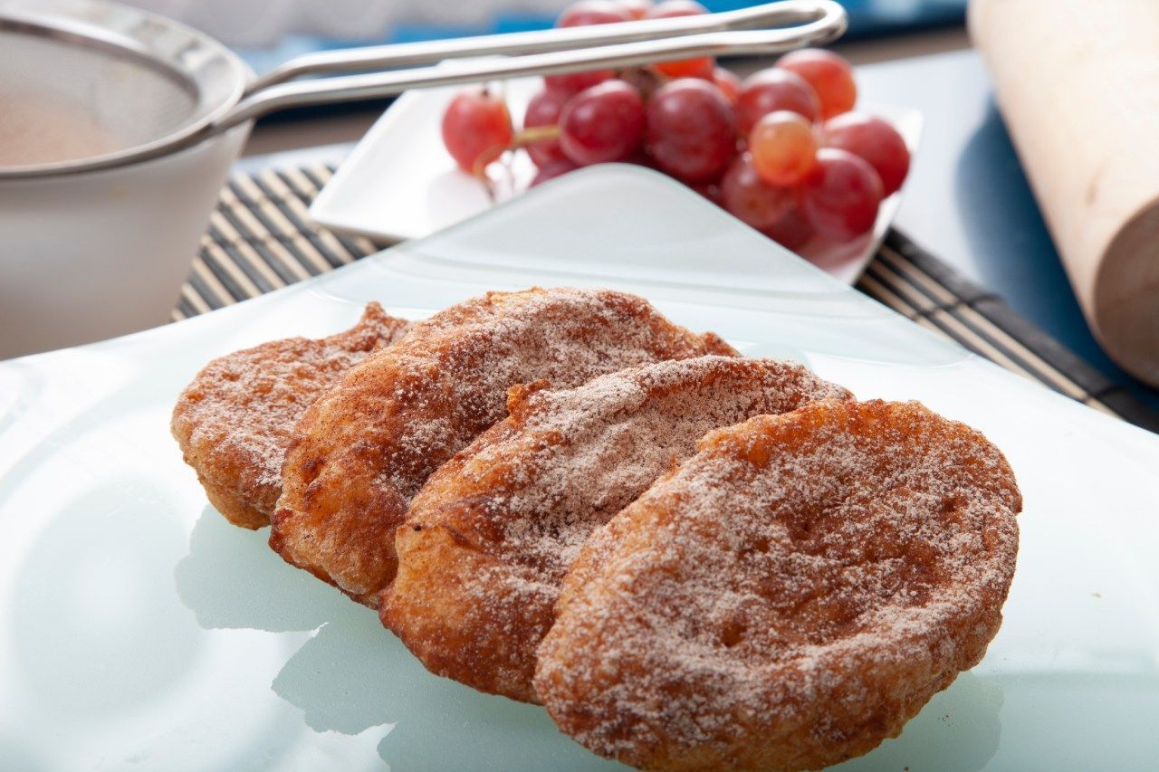 Um prato de comida com uma tigela de uvas ao fundo